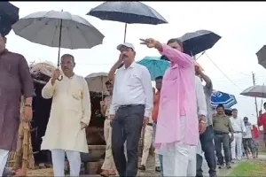 Bihar : बगहा के शास्त्रीनगर में हो रहे कटाव का निरीक्षण करने जिलाधिकारी पहुंचे बगहा