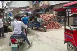 महानगर में सड़कें धंसने का सिलसिला जारी, लोहारों वाले चौराहे पर ईट से भरी ट्रैक्टर ट्राली सड़क धंसने से फंस गई, बड़ा हादसा टला