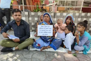 चिनौर गांव का पीड़ित परिवार जमीन पर कब्जा दिलाने की मांग को लेकर कलेक्ट्रेट में धरने पर बैठा, योगी से लगाई गुहार।