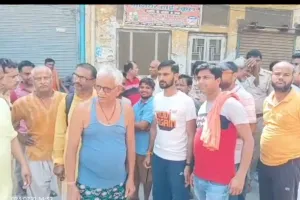 48 घण्टे से बिजली न आने के कारण क्षेत्रवासियों ने किया रोड जाम।