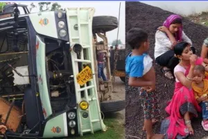 पिपरा में अनियंत्रित होकर यात्रियों से भरी बस पलटी, एक युवक की मौत, 8 रेफर