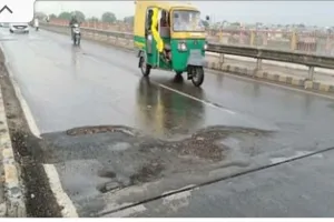 डेढ़ महीने में तैयार हुई सड़क, पहली बारिश में ही बह गई करोड़ों की सड़क