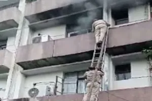 सीडीए पेंशन के दफ्तर में लगी आग, घंटों मशक्कत के बाद फायर ब्रिगेड ने पाया काबू!