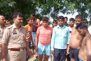 पुलिस ने यमुना में बह कर आ रहे दो लोगों की बचाई जान 