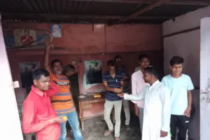 कांग्रेस जनों ने इकट्ठा होकर एक दूसरे को मिठाईयां खिलाई