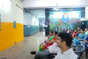 चंद्रयान-3 के चंद्रमा पर अवतरण का सीधा प्रसारण प्रधानाचार्य सभी विद्यार्थियों, शिक्षक के साथ