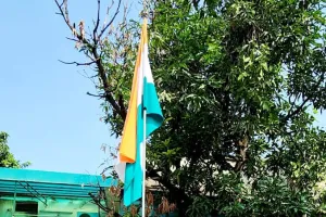 भाजपा नेता पुनीत गुप्ता ने पदाधिकारियों के साथ झंडा फहराया