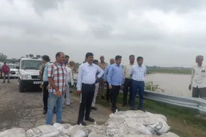 पिपरा घाट पर अप्रोच कटान के जिला यातायात प्रबंधन किए जाने का जिलाधिकारी ने दिया निर्देश