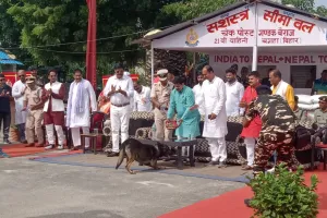 बगहा : इंडो नेपाल सीमा पर राज्यसभा सांसद ने फहराया तिरंगा