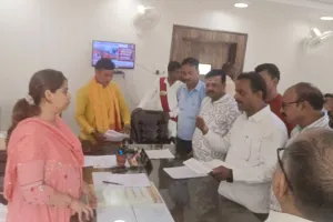 पत्रकारों को नोटिस संबंधी प्रमुख सचिव के आदेश के खिलाफ भारतीय राष्ट्रीय पत्रकार महासंघ ने कलेक्ट्रेट में डीएम को सौंपा ज्ञापन