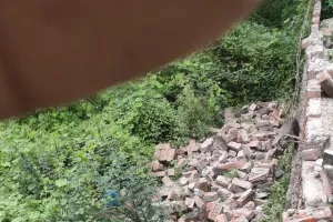 गृहस्वामी के बगैर सूचना के ही लेखपाल द्वारा घर गिरवाने का आरोप