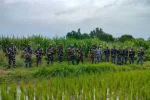 बगहा : इंडो नेपाल संवेदनशील सीमावर्ती क्षेत्रों में एसएसबी और नेपाल एपीएफ के जवानों ने जॉइंट पेट्रोलिंग किया