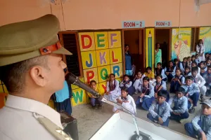 चौकी प्रभारी ने स्कूली बच्चों को पढ़ाया यातायात का पाठ 