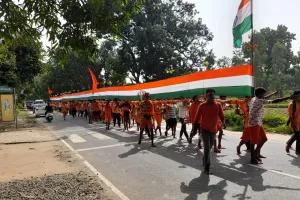 लंभुआ में धूमधाम से निकाली गई 161 फीट की तिरंगा कावड़ यात्रा