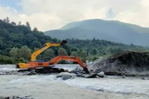 बस के नीचे से रेस्क्यू के दौरान तीन शव मिले, अभी भी आठ लोग लापता रेस्क्यू जारी