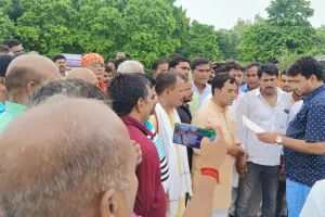 कुशीनगर : पुलिसिया नृत्य तांडव, ग्राम प्रधान की पत्नी और बेटी का पुलिस ने किया चीरहरण