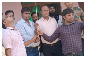ग्राम प्रधान व सदस्य द्वारा कम्पोजिट विद्यालय व ग्राम सचिवालय में फेराया गया झण्डा