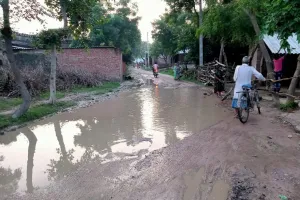 बारिश के चलते मार्गों व गलियों में भरा पानी ग्रामीणों व नगर वासियों आने जाने में हो रही परेशानी