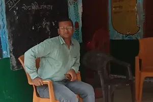 प्राथमिक विद्यालय डफलपुर के शिक्षण कार्य में बाधक बना अध्यापिका का पति
