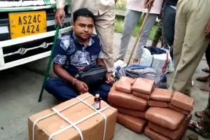 असम के करीमगंज टोलगेट इलाके में भारी मात्रा में नशीली दवाओं के साथ एक गिरफ्तार.