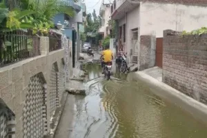 जल भराव में होकर निकलते हैं आधा दर्जन ग्रामीण