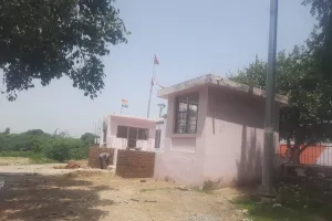 मां सीयर देवी मंदिर क़े मुख्य द्वार का मेला कमेटी द्वारा विशालकाय गेट का निर्माण जारी