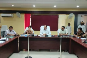 गो आश्रय स्थलों में मूलभूत सुविधाओं को लेकर जिलाधिकारी ने की बैठक