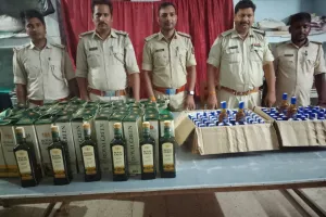 टियागो कार सहित 154 बोतल अंग्रेजी शराब के साथ तीन तस्कर गिरफ्तार, जेल