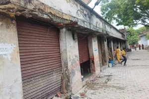 नगर पंचायत फूलपुर के सरकारी कमरों पर अनाधिकृत कब्जा- अधिशाषी अधिकारी ने दी नोटिस