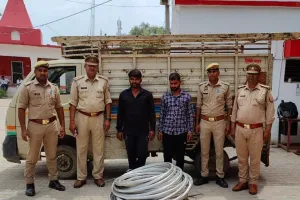 पुलिस ने डाले में लादकर ले जा रहे तार सहित चोरों को किया गिरफ्तार