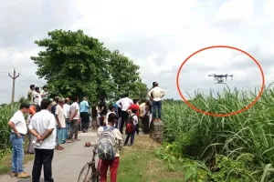 कुशीनगर : गन्ने की फसल पर पहली बार ड्रोन से दवा छिड़काव देखने उमड़े किसान 