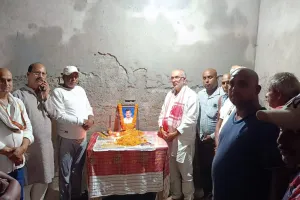 युवा सामाजिक कार्यकर्ता के निधन की सूचना मिलते ही पीड़ित परिवार से मिलने पहुंचे पूर्व विधायक मनोज यादव, बंधाया ढाढस