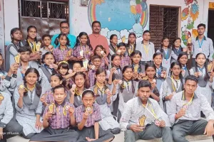 संकुल स्तरीय प्रश्न मंच प्रतियोगिता में सफल बच्चों को भामाशाह ने किया पुरस्कृत, दी शुभकामनाएं