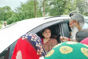 सांसद मेनका गांधी की कार्यशैली से नाराज ग्रामीणों ने रोड पर किया प्रदर्शन