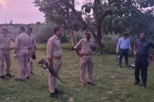 खोडारे थाना क्षेत्र के बस्ती खास में जंगल से करीब 40 वर्षीय महिला की अधजली लाश मिली है, जिनकी शिनाख्त नहीं हो सकी