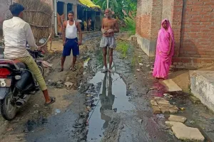 सड़कों पर लगे कीचड़ के अंबार, बजबजा रही नालियाँ, फैल रही संक्रामक बीमारियां 