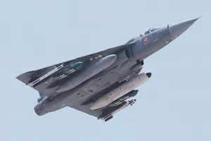 पाकिस्तान, चीन बॉर्डर्स पर  गरजे Indian Air Force के लड़ाकू विमान 