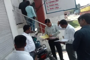 विद्युत विभाग आपके द्वार के तहत सोहरामऊ में घर घर पहुंचे विद्युत अधिकारी