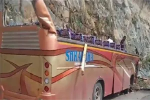 गुजरात: तीर्थयात्रियों को ले जा रही लक्जरी बस का भयानक एक्सीडेंट, 46 लोग घायल