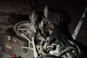 पिकप ने बाइक को मारी जोरदार टक्कर बाइक के उड़े परखच्चे बाइक सवार मेडिकल कॉलेज में भर्ती