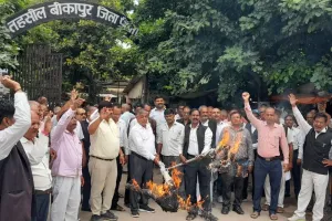 बीकापुर: अधिवक्ताओं ने फूंका प्रमुख सचिव और डीजीपी का पुतला हापुड़ की घटना से अधिवक्ताओं में आक्रोश