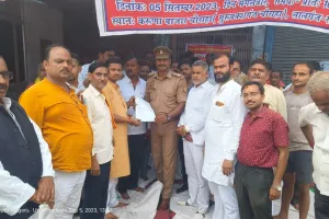 धूल के गुबार व ध्वस्त सड़कों के विरोध में व्यापार मंडल ने किया धरना प्रदर्शन