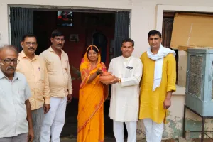 दूबेपुर विकास क्षेत्र में ब्लॉक प्रमुख प्रतिनिधि व भाजपाइयों ने घरों से माटी एकत्र किया