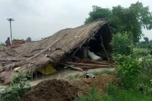 तेज हवा और बारिश के चलते गरीब का ढहा आशियाना,बाल बाल बची वृद्ध महिला