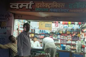 बीकापुर:बगल में आकाशीय बिजली गिरने से चार दुकानों लगे विद्युत सामग्री जले