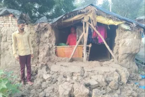 कच्ची दीवार गिरने से परिजन बाल बाल बच्चे