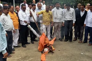 मिल्कीपुर: अधिवक्ताओं ने फूंका मुख्यमंत्री का पुतला, अधिवक्ताओं का विरोध प्रदर्शन 16 वें दिन भी रहा जारी 