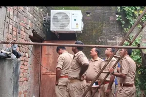 खजनी  कस्बे में भीषण चोरी ,70 हजार नगदी समेत महंगे कपड़े उड़ाए