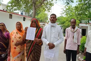 ग्राम प्रधान ने गांव के कुछ दबंग व्यक्तियों के द्वारा जाति सूचक गाली गलौज करने व रंगदारी मांगने का लगाया आरोप पुलिस अधीक्षक से की शिकायत 