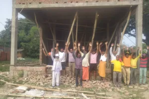 नाट्य मंच निर्माण में धांधली पर मुखर हुए ग्रामीण, पुराने सामान, नींव को लेकर आक्रोश